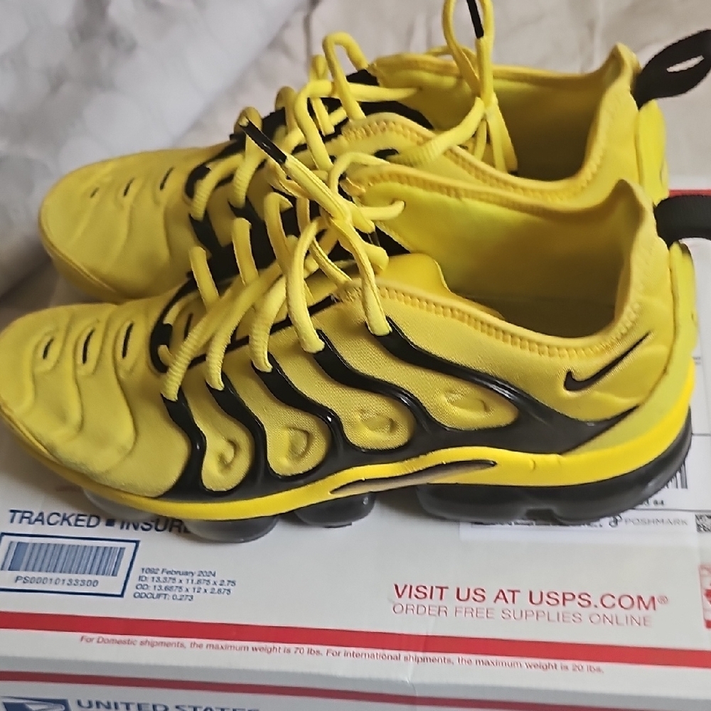 Nike Yellow and Black Sneakers with VaporMax Cushioning - Picture 5 of 6